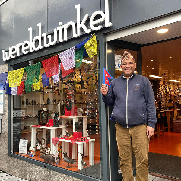 Wereldwinkel Aalsmeer nepal maker man voor winkel