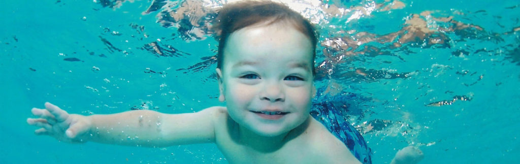 Zwembad de waterlelie kindje zwemt onderwater