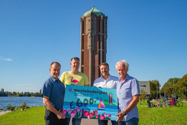 Lokale samenwerking levert mooie cheque op voor Stichting Beheer Watertoren Aalsmeer